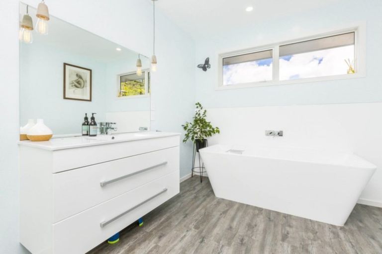 Photo of property in 32 King Charles Drive, Kingsley Heights, Upper Hutt, 5018