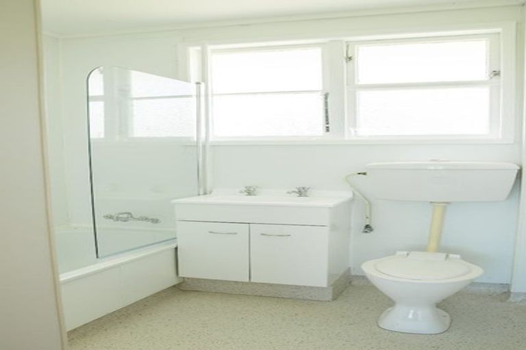 Photo of property in 37 Hillary Crescent, Belmont, Auckland, 0622