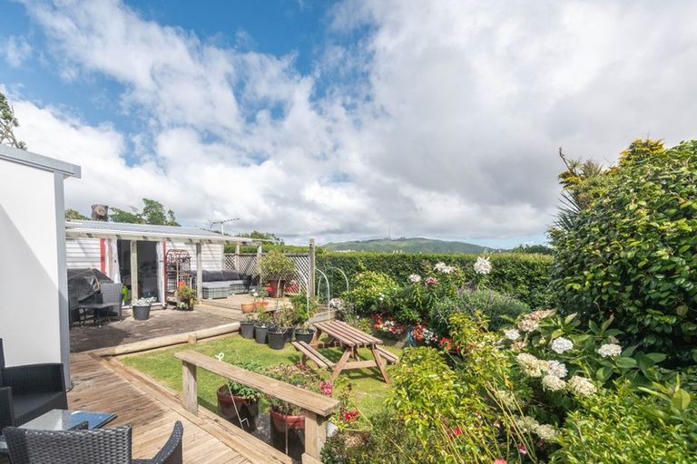 Photo of property in 15 Ruskin Road, Newlands, Wellington, 6037