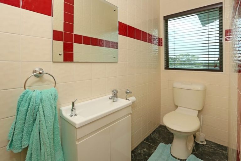 Photo of property in 28a Felgrove Street, Glendene, Auckland, 0602