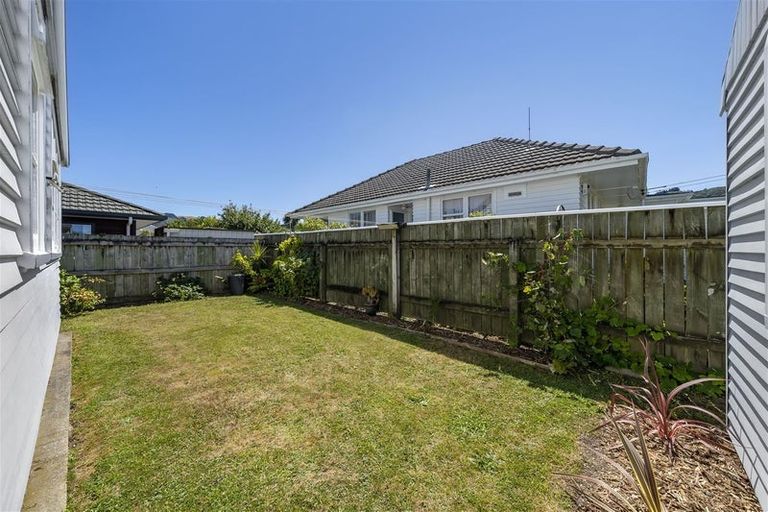 Photo of property in 2 Robertson Street, Elderslea, Upper Hutt, 5018