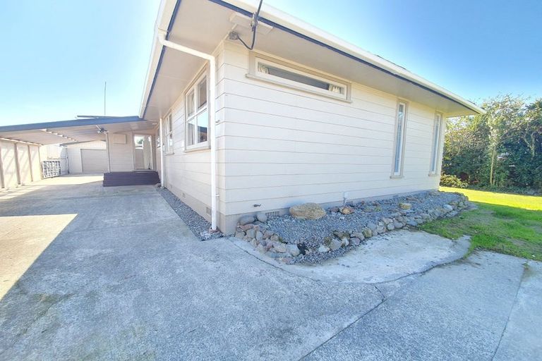 Photo of property in 32 Tararua Terrace, Cloverlea, Palmerston North, 4412