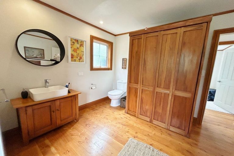 Photo of property in 33 Cornwall Road, Lyttelton, 8082