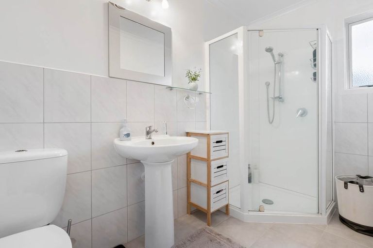 Photo of property in 19 Awaroa Road, Sunnyvale, Auckland, 0612