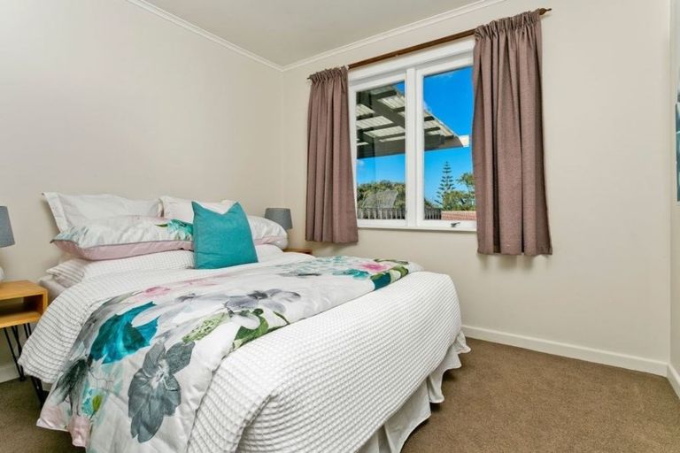 Photo of property in 1/962 East Coast Road, Northcross, Auckland, 0632