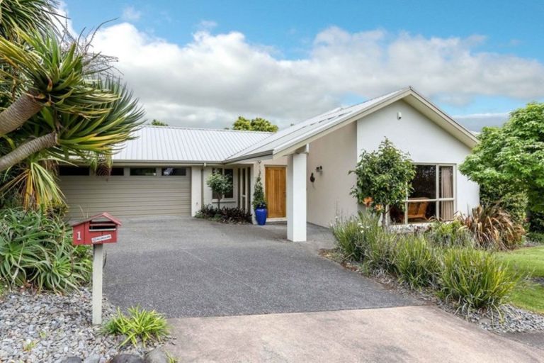 Photo of property in 1 Orlando Close, Frankleigh Park, New Plymouth, 4310