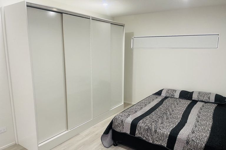 Photo of property in 7d Babich Road, Henderson Valley, Auckland, 0614