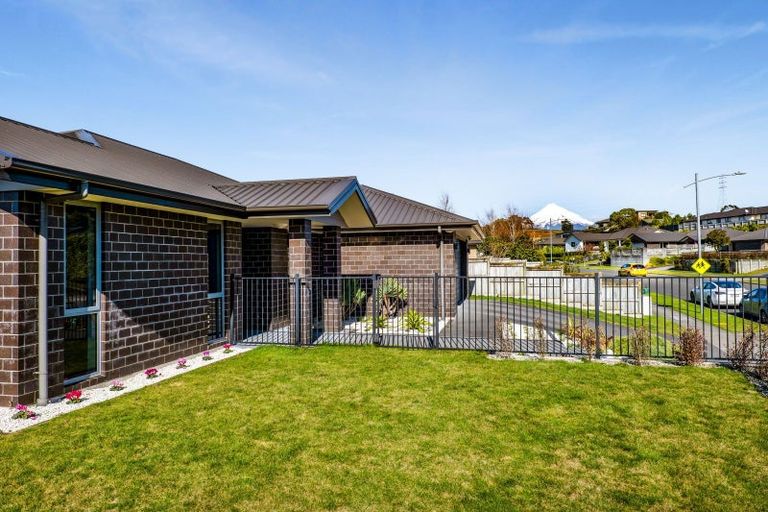 Photo of property in 25 Fernbrook Drive, Hurworth, New Plymouth, 4310