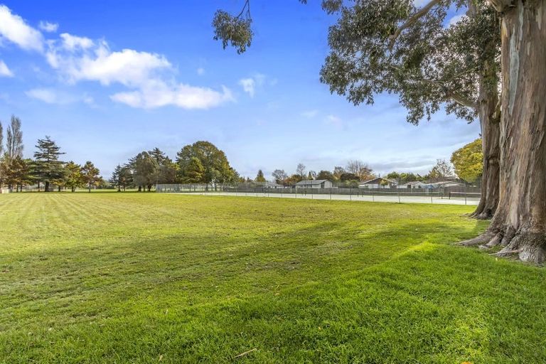 Photo of property in 2 Woodfield Lane, Redwood, Christchurch, 8051