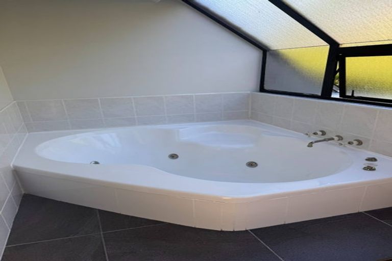 Photo of property in 2/7 Calypso Place, Rothesay Bay, Auckland, 0630