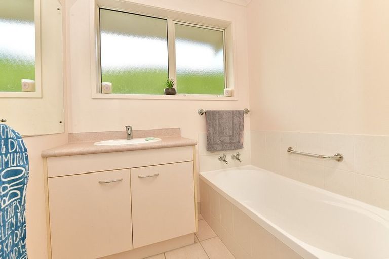 Photo of property in 63 Cabeleigh Drive, Helensville, 0800