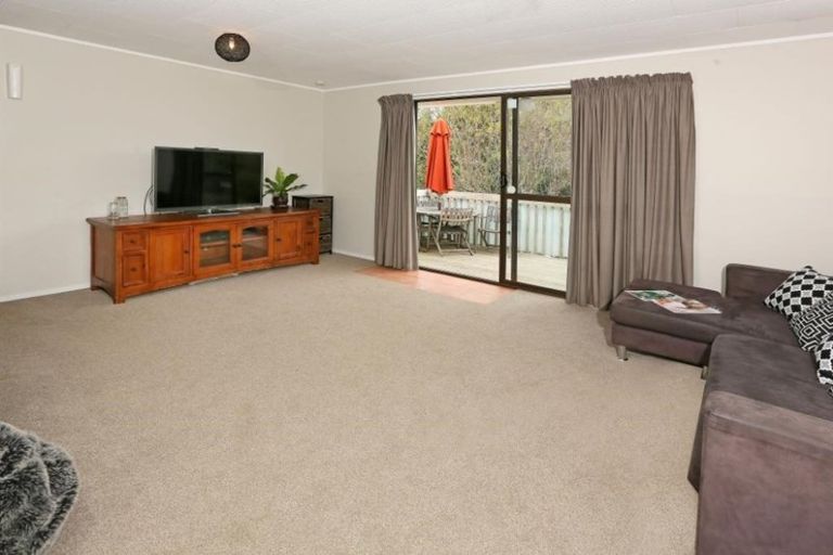 Photo of property in 5 Hueglow Rise, West Harbour, Auckland, 0618