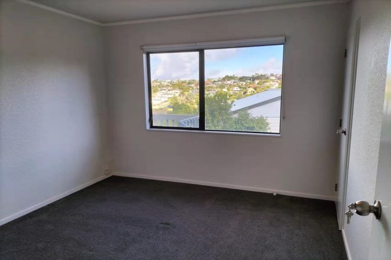 Photo of property in 1/84 Totaravale Drive, Totara Vale, Auckland, 0629