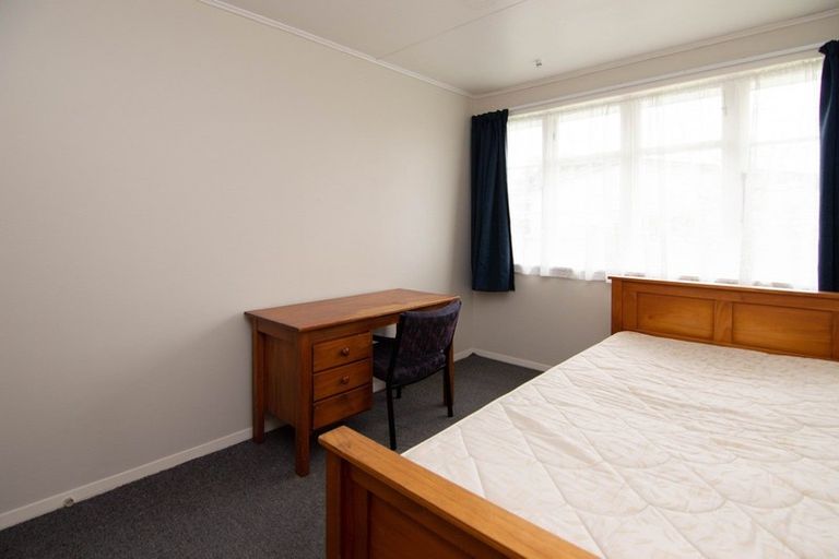 Photo of property in 18 Montrose Place, Takaro, Palmerston North, 4412
