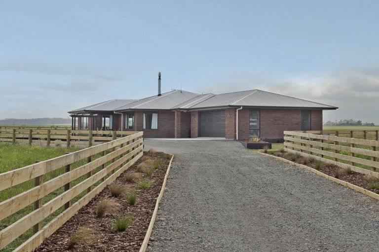 Photo of property in 1 Frood Street, Bulls, 4818