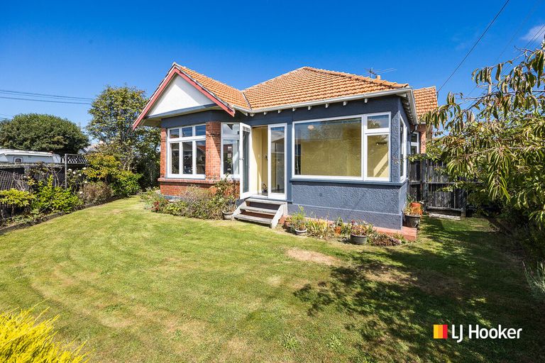 Photo of property in 85 Hargest Crescent, Saint Clair, Dunedin, 9012