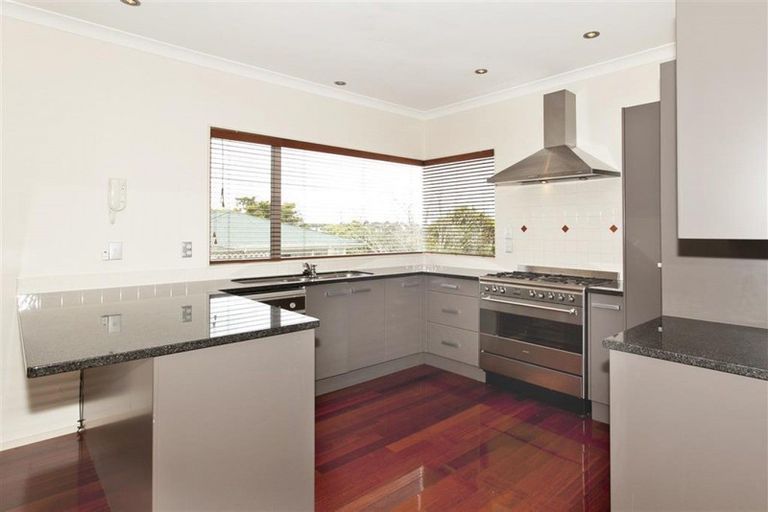 Photo of property in 8 Scarboro Terrace, Murrays Bay, Auckland, 0630