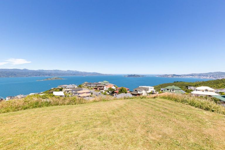 Photo of property in 20 Sunhaven Drive, Newlands, Wellington, 6037