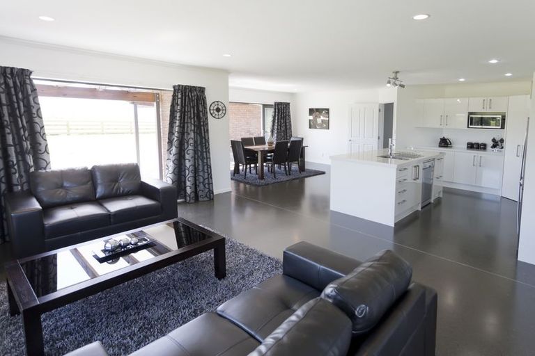 Photo of property in 1 Frood Street, Bulls, 4818