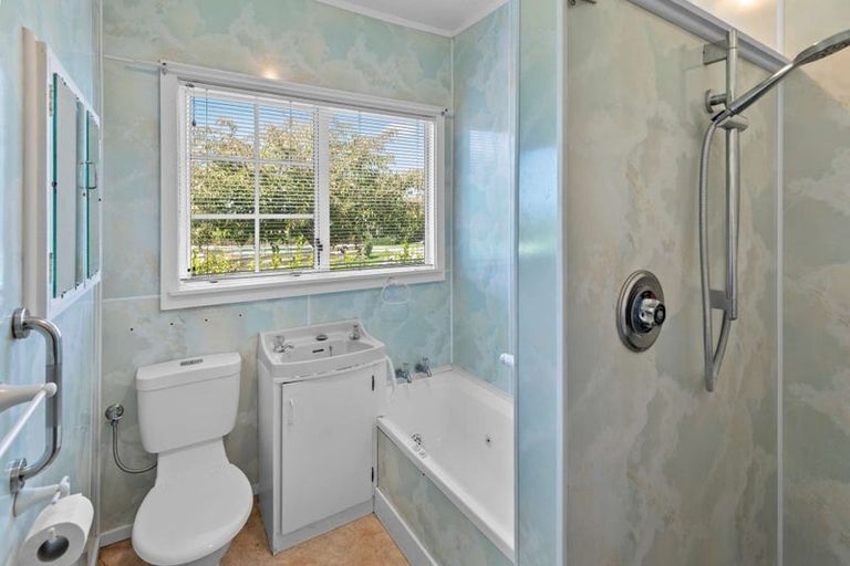 Photo of property in 1 Weraroa Road, Waverley, 4510