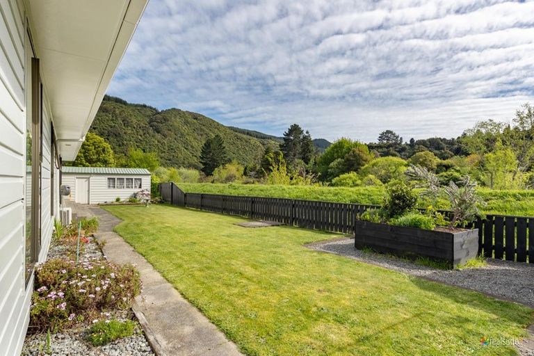 Photo of property in 17b Gemstone Drive, Birchville, Upper Hutt, 5018