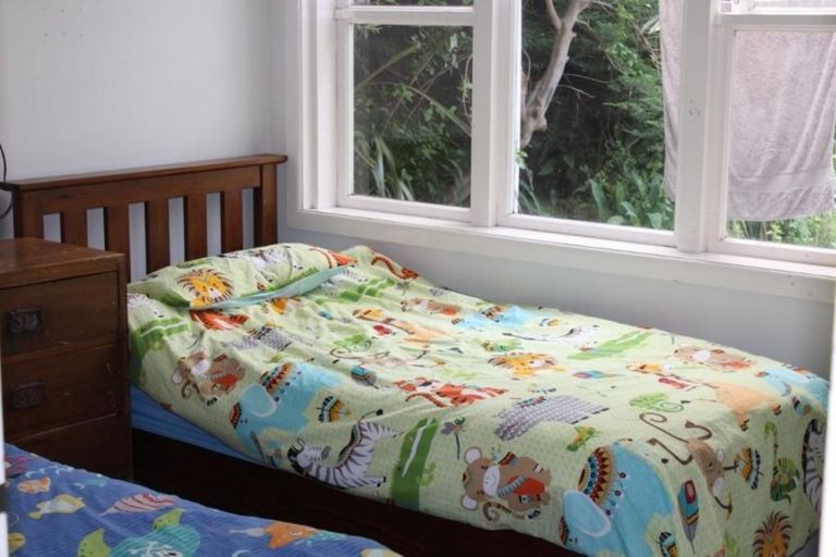 Photo of property in 18 Cave Road, Houghton Bay, Wellington, 6023