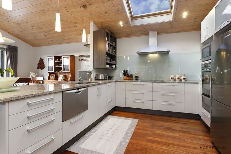 Photo of property in 11 Deane Avenue, Titirangi, Auckland, 0604