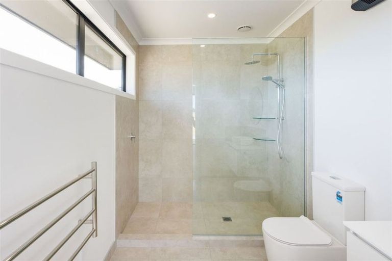 Photo of property in 18 Sardinia Grove, Fitzherbert, Palmerston North, 4410