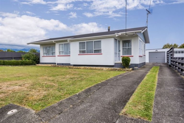 Photo of property in 18 Bledisloe Street, Levin, 5510