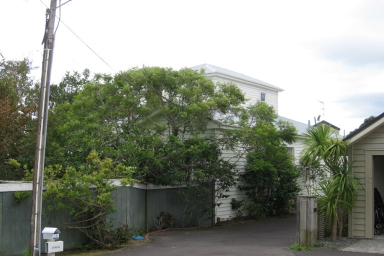 Photo of property in 10 First Avenue, Stanley Point, Auckland, 0624
