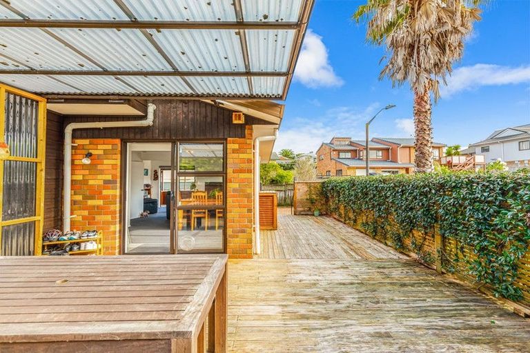 Photo of property in 9 Seagrove Road, West Harbour, Auckland, 0618