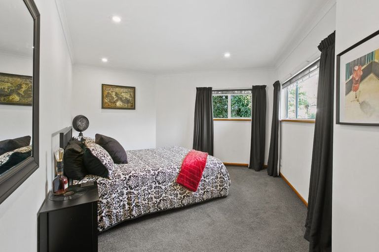 Photo of property in 8 Spencer Place, Merrilands, New Plymouth, 4312