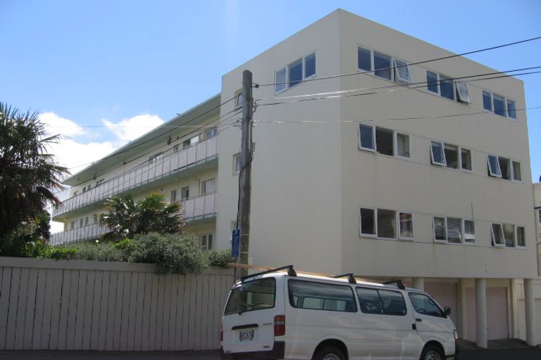 Photo of property in Kingsgate Flats, 10 Austin Street, Mount Victoria, Wellington, 6011