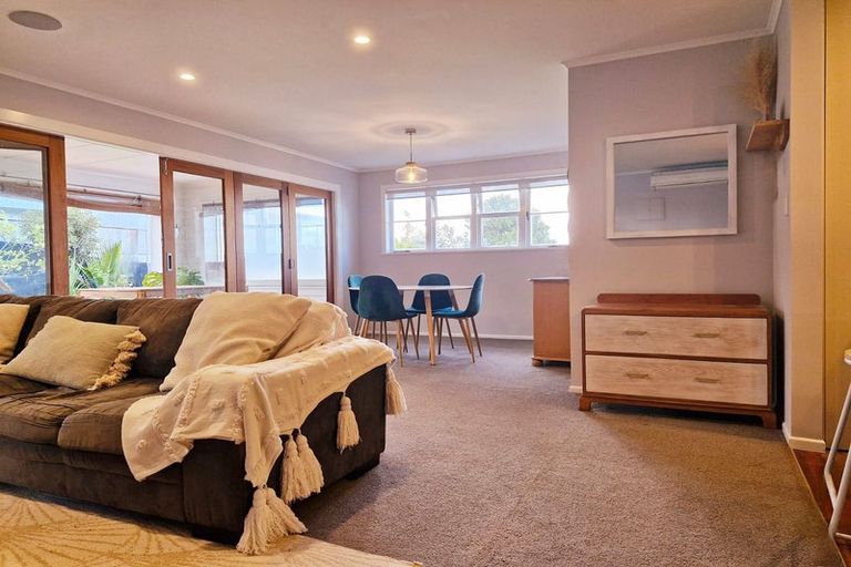 Photo of property in 53 Sunnyside Road, Sunnyvale, Auckland, 0612
