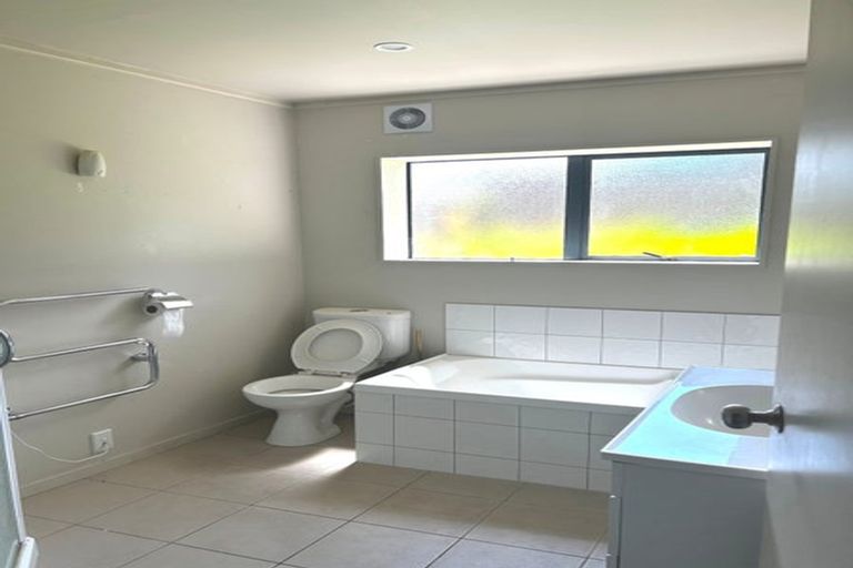 Photo of property in 1/32 Waverley Avenue, Glenfield, Auckland, 0629