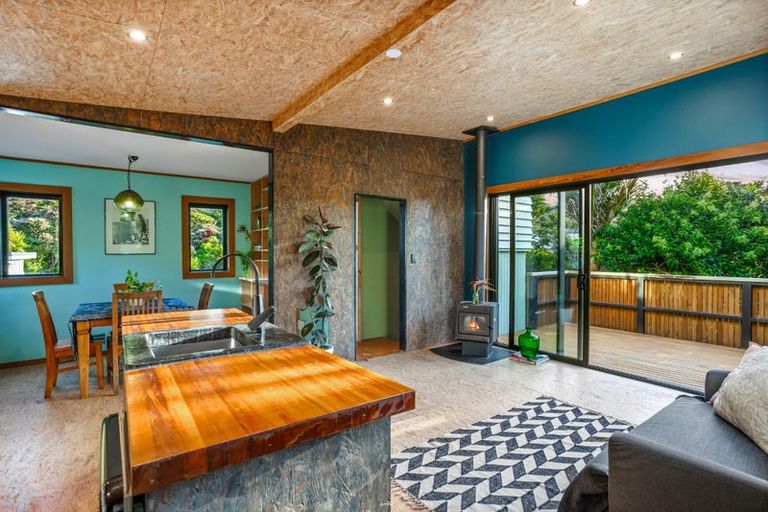 Photo of property in 132 Seaview Road, Piha, New Lynn, 0772