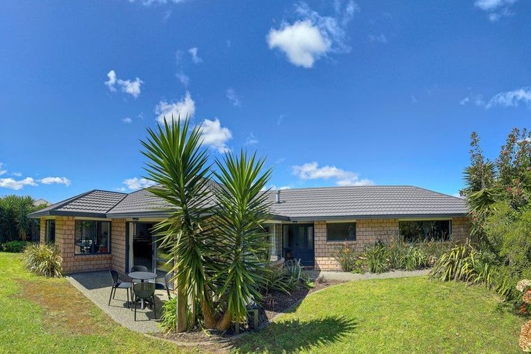 Photo of property in 22 Leanne Way, Waikanae Beach, Waikanae, 5036