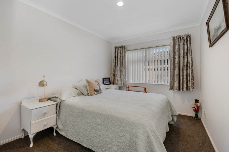 Photo of property in 18 Chesterfield Way, Orewa, 0931