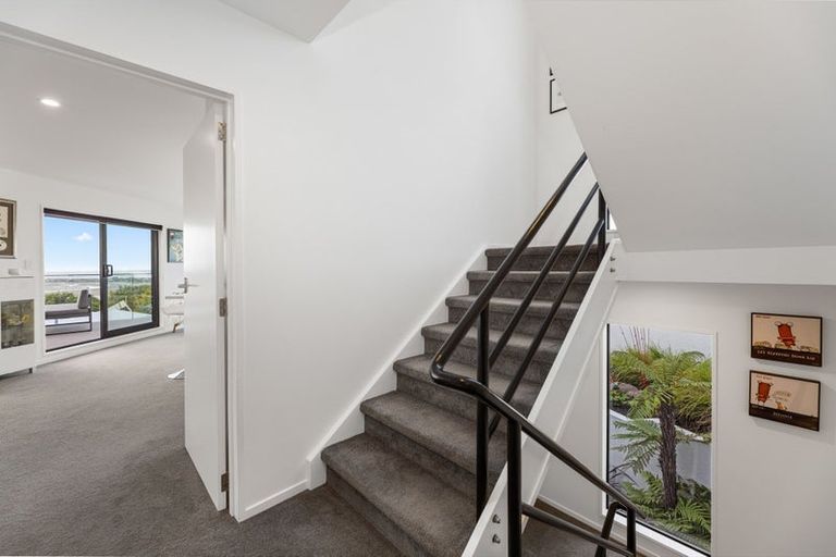 Photo of property in 2/60 Moncks Spur Road, Redcliffs, Christchurch, 8081