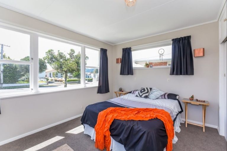 Photo of property in 32 Highbury Drive, Levin, 5510