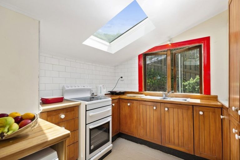 Photo of property in 4 Gordon Road, Plimmerton, Porirua, 5026