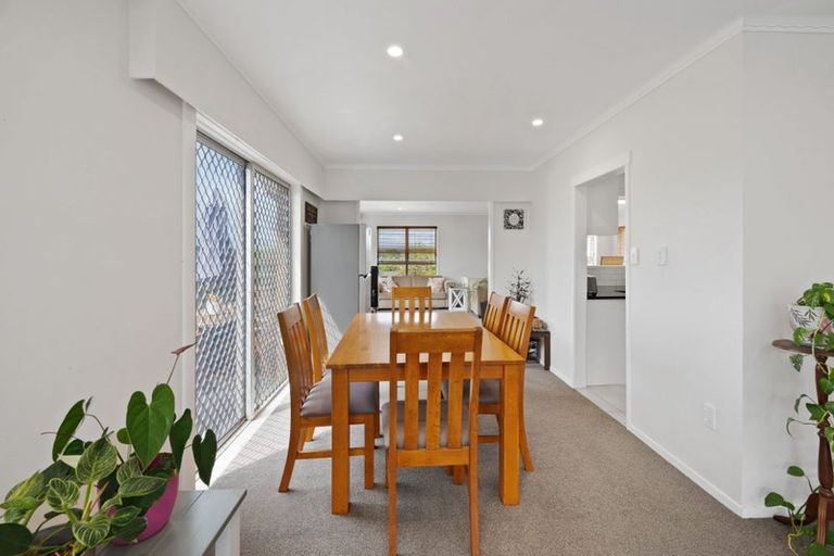 Photo of property in 18 Borrowdace Avenue, Botany Downs, Auckland, 2010