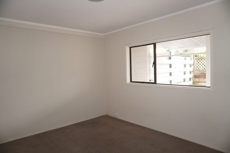 Photo of property in 2/27 Knightsbridge Drive, Forrest Hill, Auckland, 0620