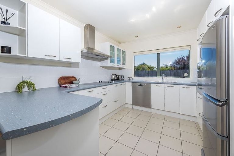 Photo of property in 2a Renata Crescent, Te Atatu Peninsula, Auckland, 0610