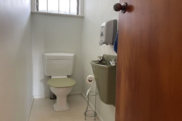 Photo of property in 295 Glenfield Road, Glenfield, Auckland, 0629