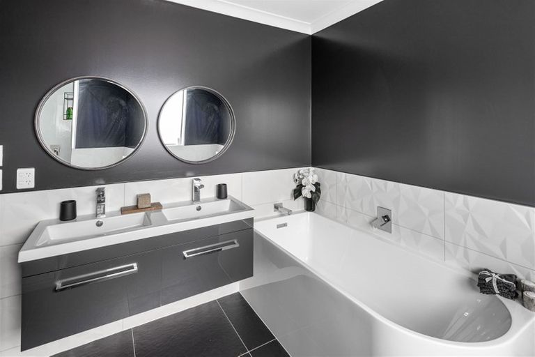 Photo of property in 1 Crompton Avenue, Churton Park, Wellington, 6037