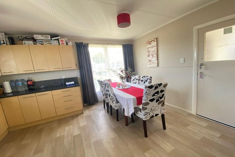 Photo of property in 32 Farnborough Crescent, Mangere, Auckland, 2022