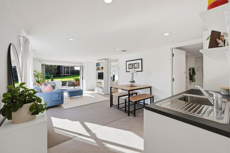 Photo of property in 5 Liston Crescent, Cockle Bay, Auckland, 2014