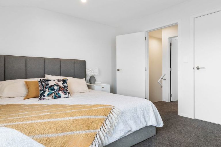 Photo of property in 1/1 Fruitvale Road, New Lynn, Auckland, 0600