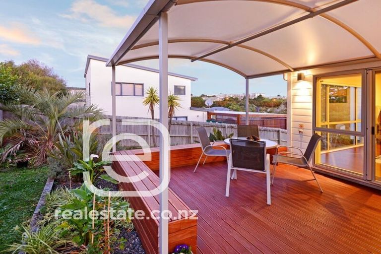 Photo of property in 16 Lakeridge Close, Northcross, Auckland, 0632
